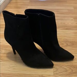 Thalia Sodi Black Heeled Boots with Sleek Design